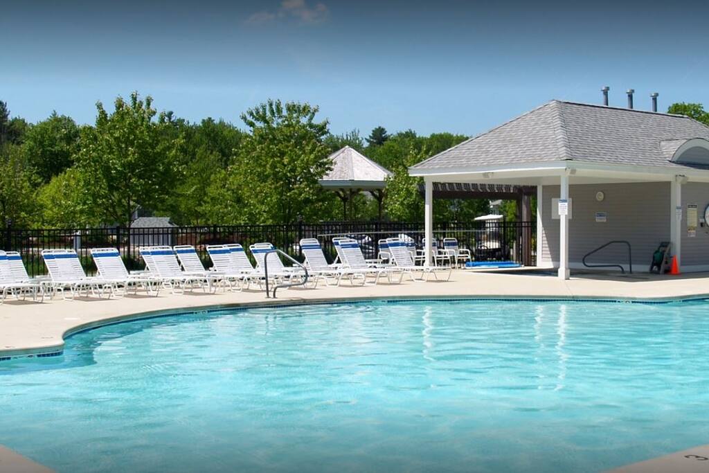 Adult Pool with Hot tub