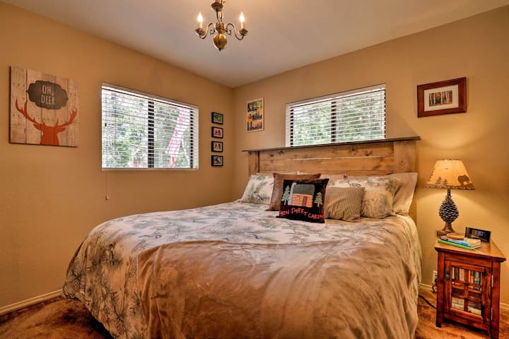 Još jedan pogled na glavnu spavaću sobu. Kol 2024. dodali smo stropne ventilatore sa svjetlima u svakoj spavaćoj sobi za dodatnu udobnost 