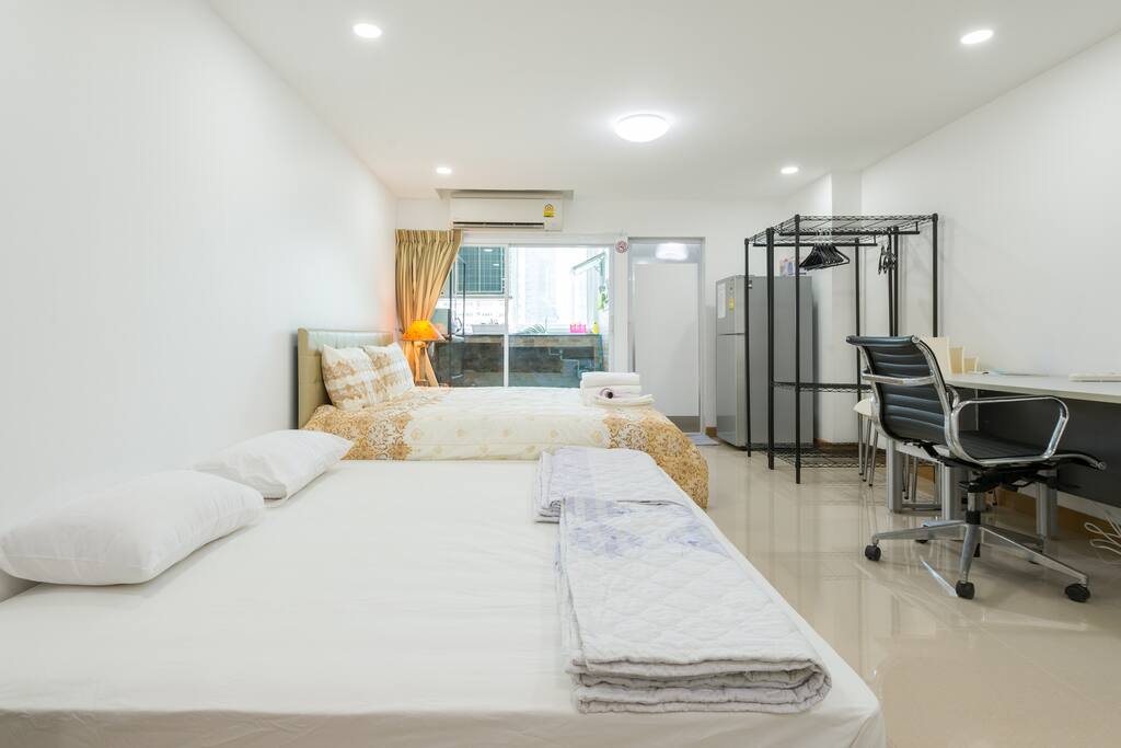 Newly renovated. Big studio room for 4 guests 1 double+ 2 single floor mattress.