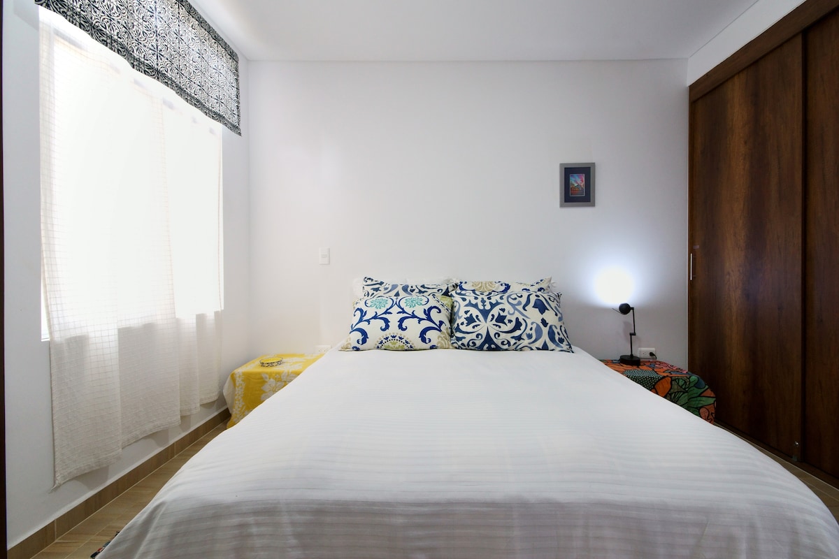 Hlavná spálňa s nočnými stolíkmi. 
