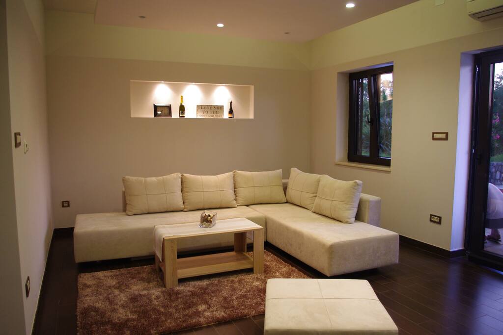 Living-room with nice sofa (auxiliary bet/ transforming).