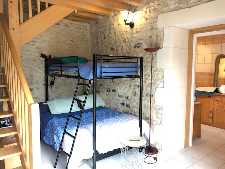 En la planta baja una zona de dormitorio de 140 X 190 cm y una litera de 90 x 190cm o solo una zona de estar a elegir según el número de camas solicitadas. 