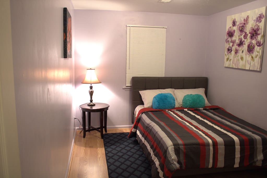 Cozy, spacious bedroom- Experience tranquility 5 miles away from NYC!!