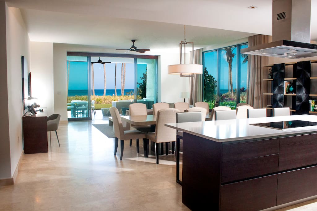 Living and dining room with direct access to the terrace, private pool and the beach