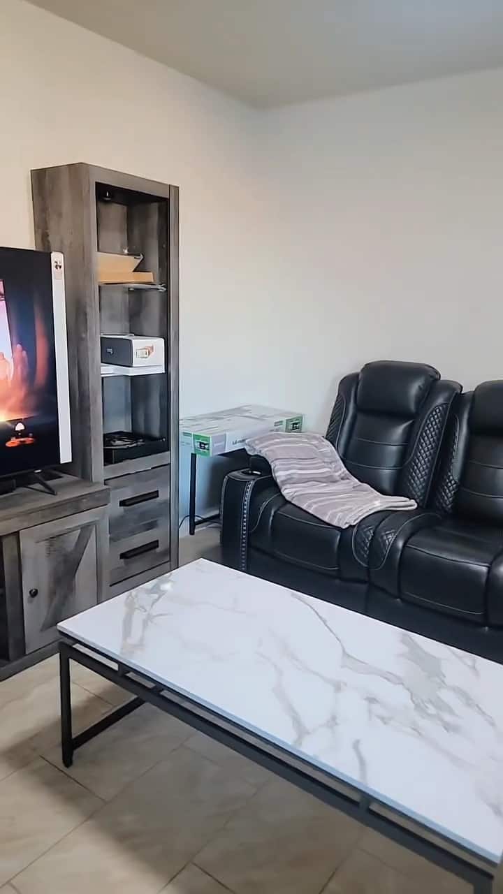 Седнете и фрлете ги нозете на овие нови каучи.  Уживајте во убав филм на Netflix или на YouTube. 