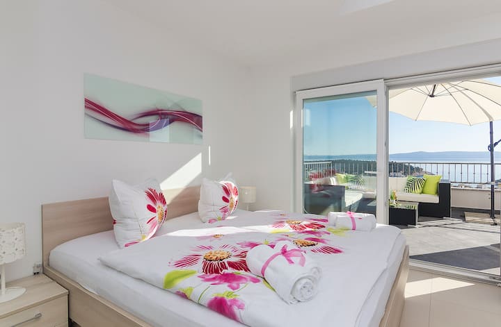 Пентхаус во Макарска со поглед на град, море и планина