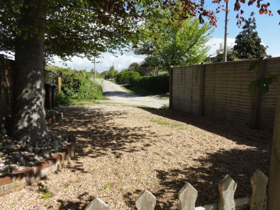 Ample parking with direct access to the garden