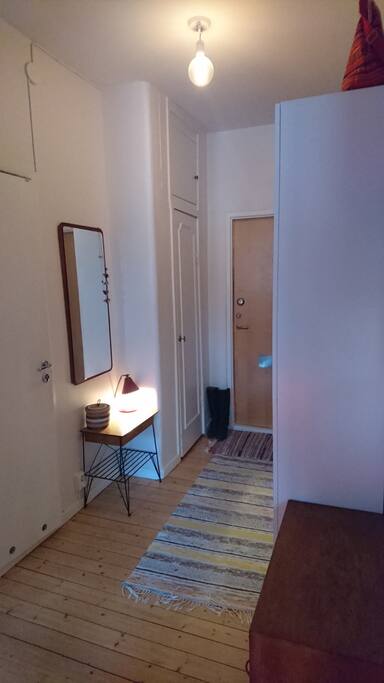 Ingången och hallen, där det finns garderobsutrymme och plats att hänga ytterkläder.