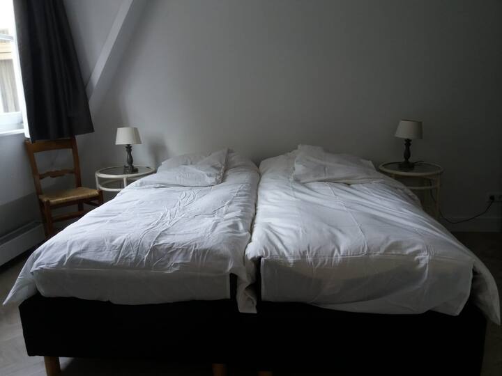 1 ชั้นขึ้นไปห้องนอนมีเตียงเดี่ยว 2 เตียง