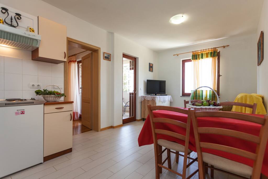 Dinning room, kichen and living room in one space