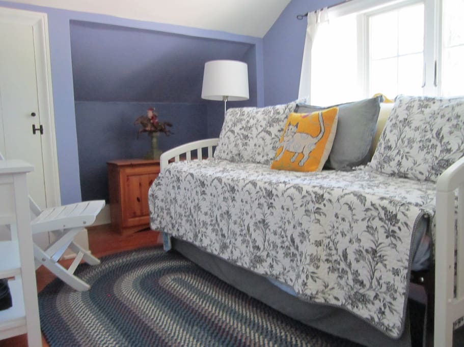 extra single sunny bedroom price 35 dollars
