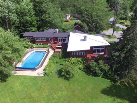 Spacious Mountain View Home - Hot Tub, Pool, Gym