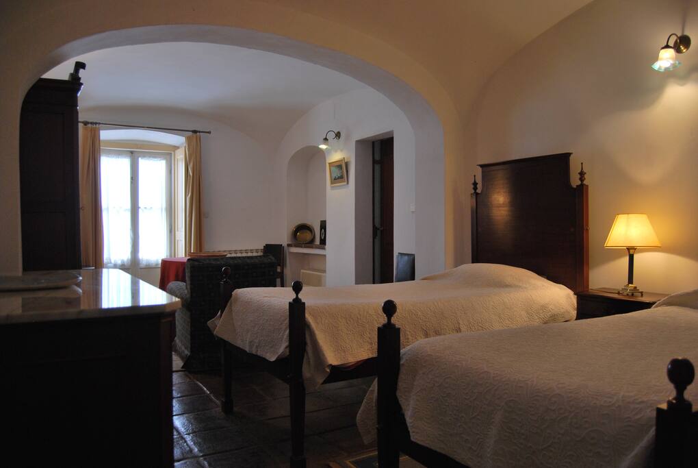 Quarto de duas camas grande