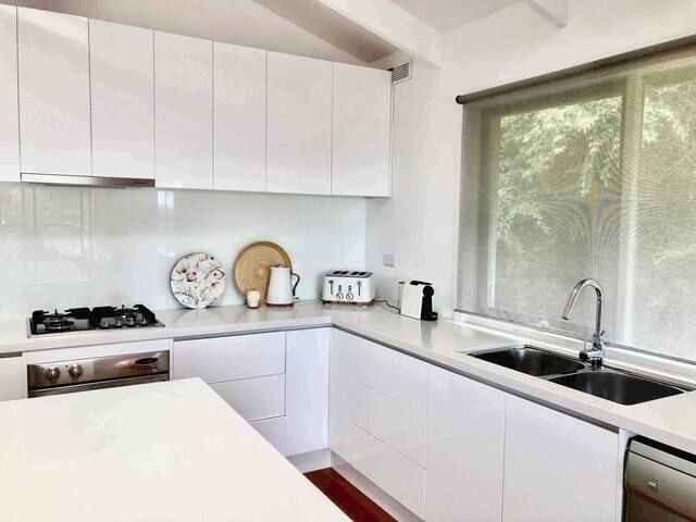 Nestled above the tree tops – 800m to beach gallery image 2