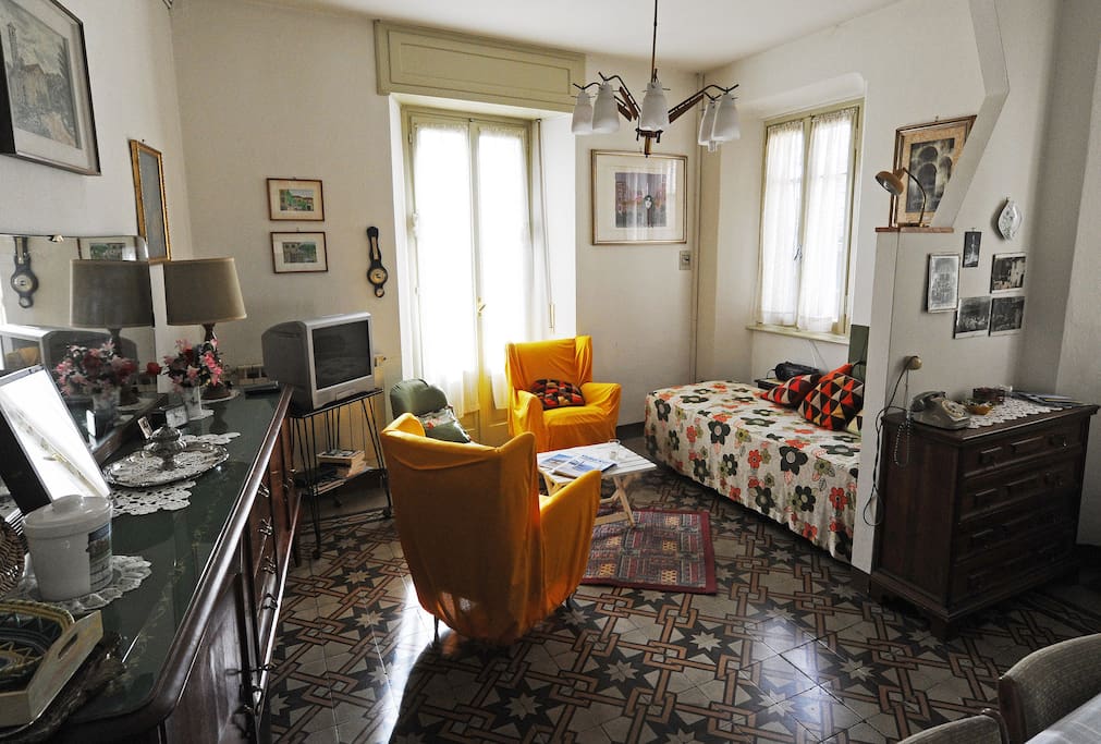 L'angolo salotto, luminoso e rilassante