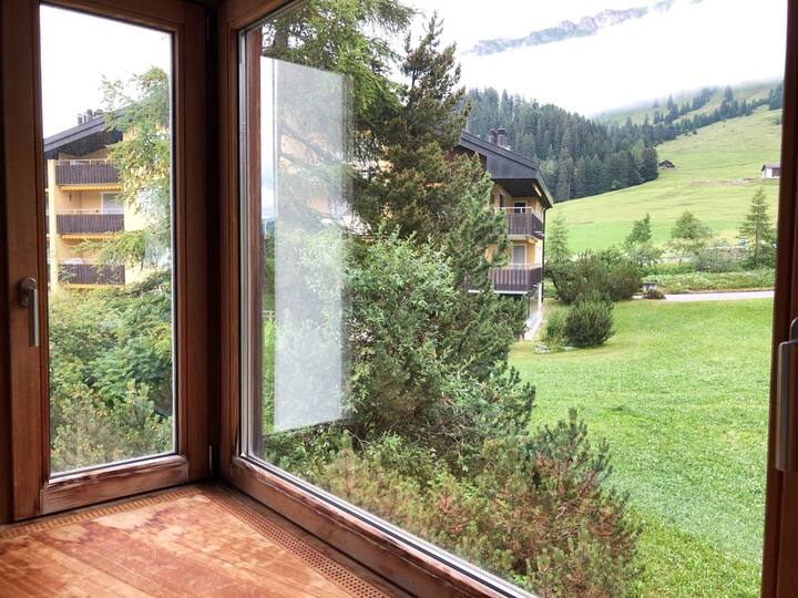 Vue sur les montagnes depuis la fenêtre