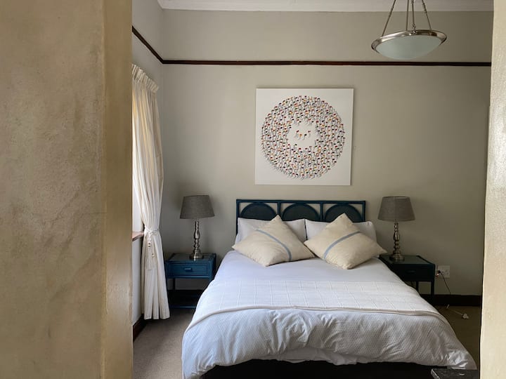 Chumba cha kulala kilicho na bafu na choo.