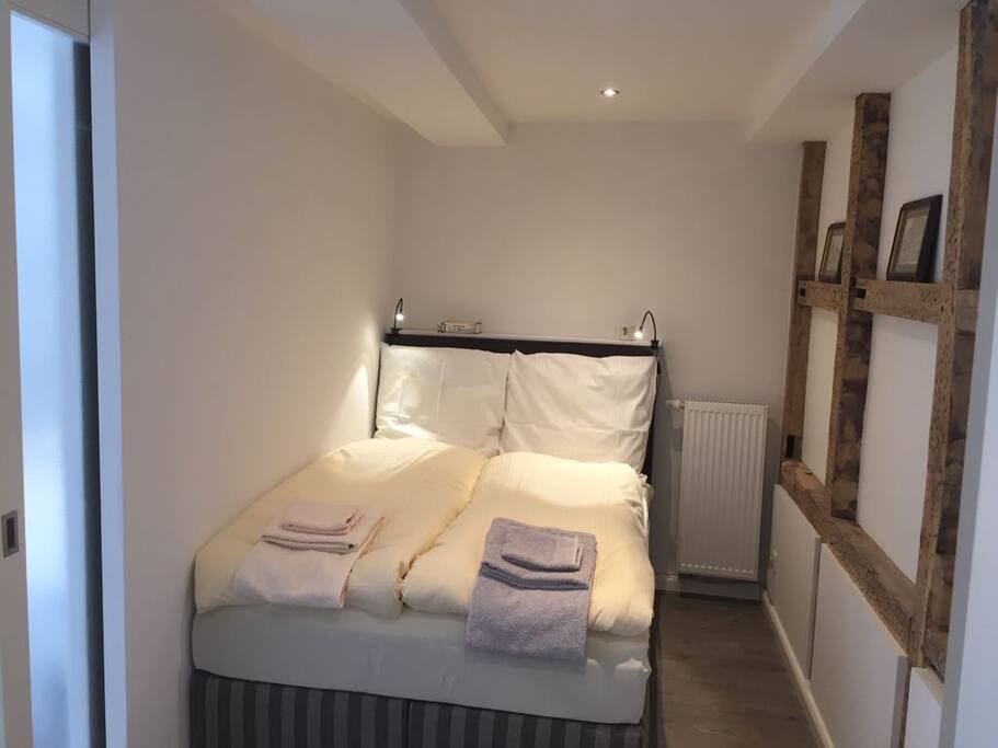 Schlafzimmer 2 (1 Boxspringbett 140 x 200 cm)
