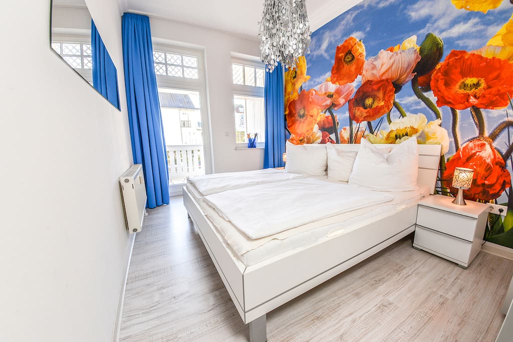 Einrichtungsbeispiel, Schlafzimmer mit gemütlichem Doppelbett