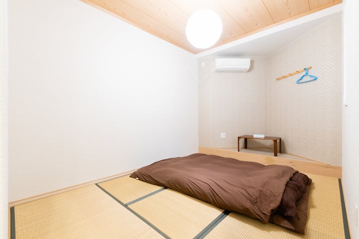 High-Grade Futon for Deep Sleep
Our tatami room features a premium 8cm-thick futon. It's more comfortable than those in most hotels, offering excellent pressure relief and restful sleep.
高級床墊，帶來深層睡眠
榻榻米房內備有8公分厚的高級敷布團，舒適度遠勝一般飯店或民宿，有效分散壓力，助您安穩入眠。