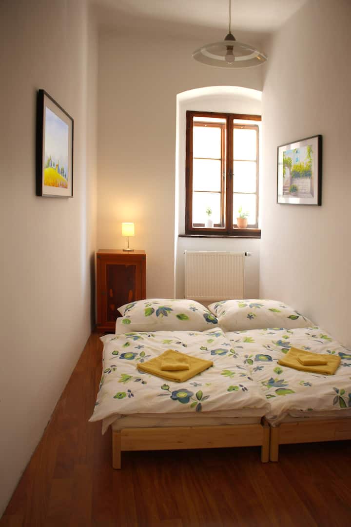 Dormitorio pequeño, 2 camas individuales seguidas o conectadas a una cama doble.