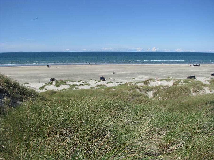 800 m til bedste sandstrand og klitter. Man kan køre i bil på stranden til både Løkken og Blokhus!