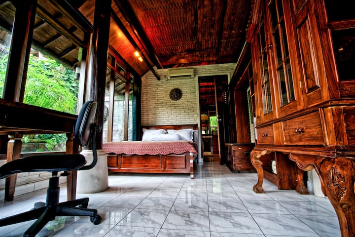 חדר השינה השני בבית הראשי.