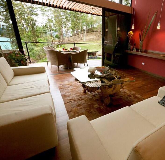 Sala de TV y cocina totalmente dotada.