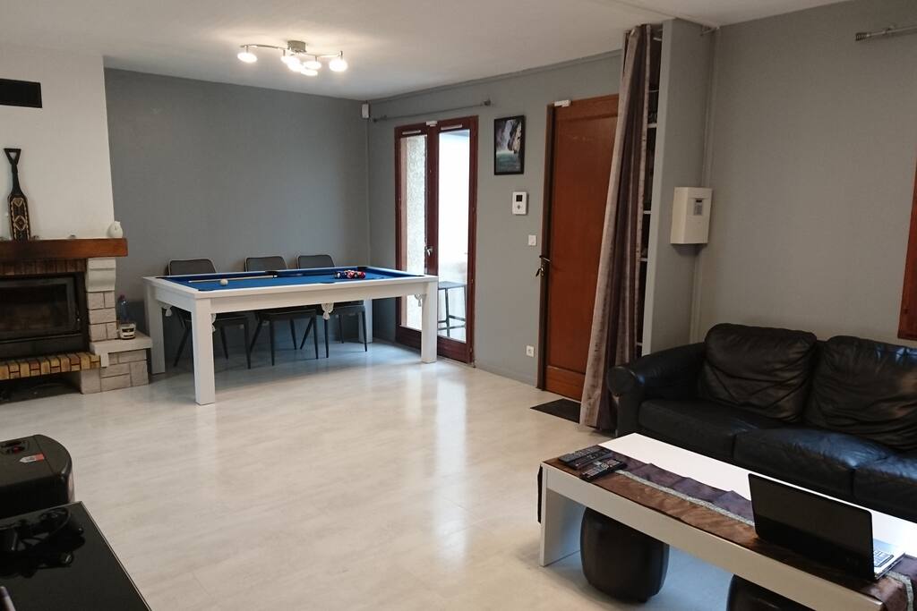 Grande pièce à vivre avec billard