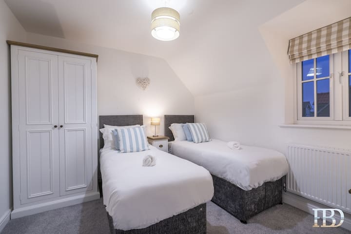 第二间卧室可以是双人小单人床，也可以拼成一张2米宽双人床