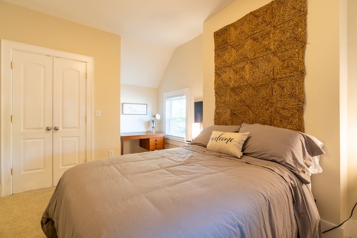 Спалня 2 w/ пълен гардероб, скрин и работно бюро