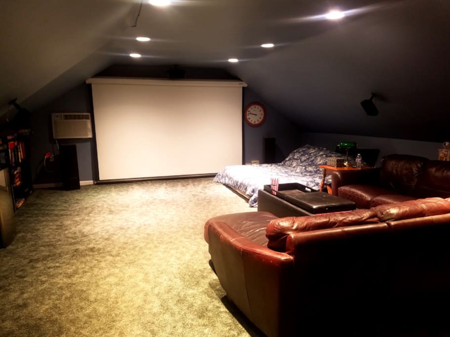 120" HD Movie Screen, King Size bed w/ Fresh Linens and Comforter, Comfy Leather Sectional Couch
