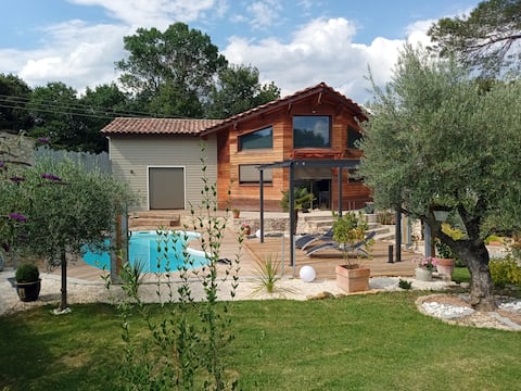 Uzès: House with pool and green spaces