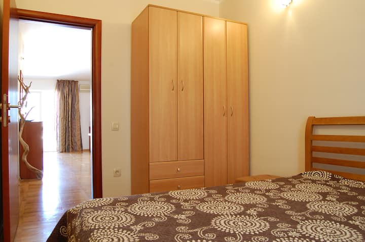»Dormitorio con una cama matrimonial