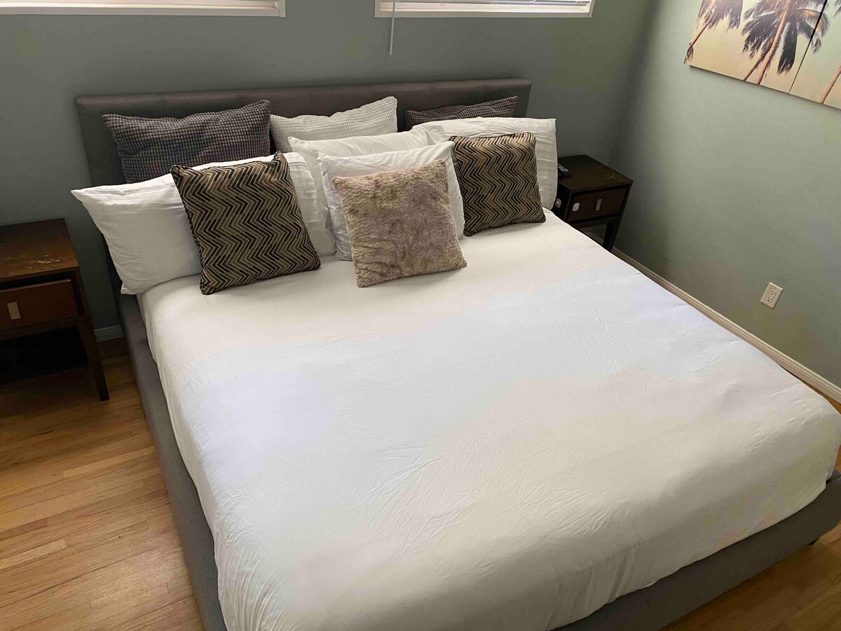 Chumba cha 3 cha kulala kilicho na kitanda aina ya cal king - kabati na televisheni katika chumba hiki 