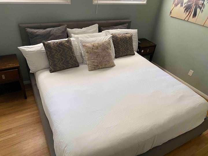 Tercer dormitorio con una cama cal king, armario y televisión en esta habitación. 