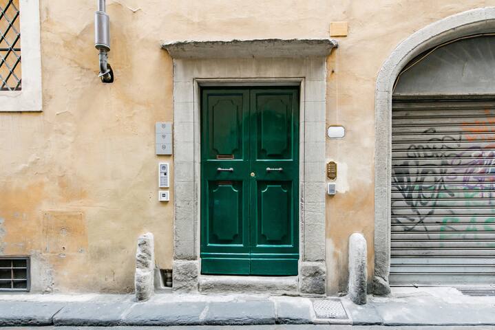 Luxury Retreat: Elegant Decor & Charm gallery image 2