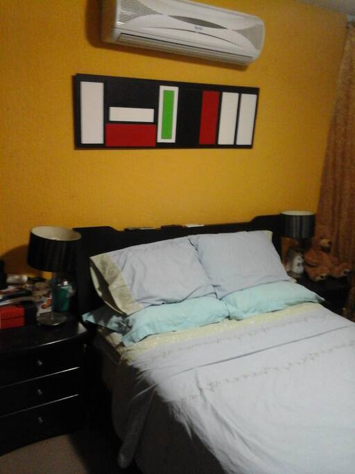Habitación con cama matrimonial y tv por cable e internet
