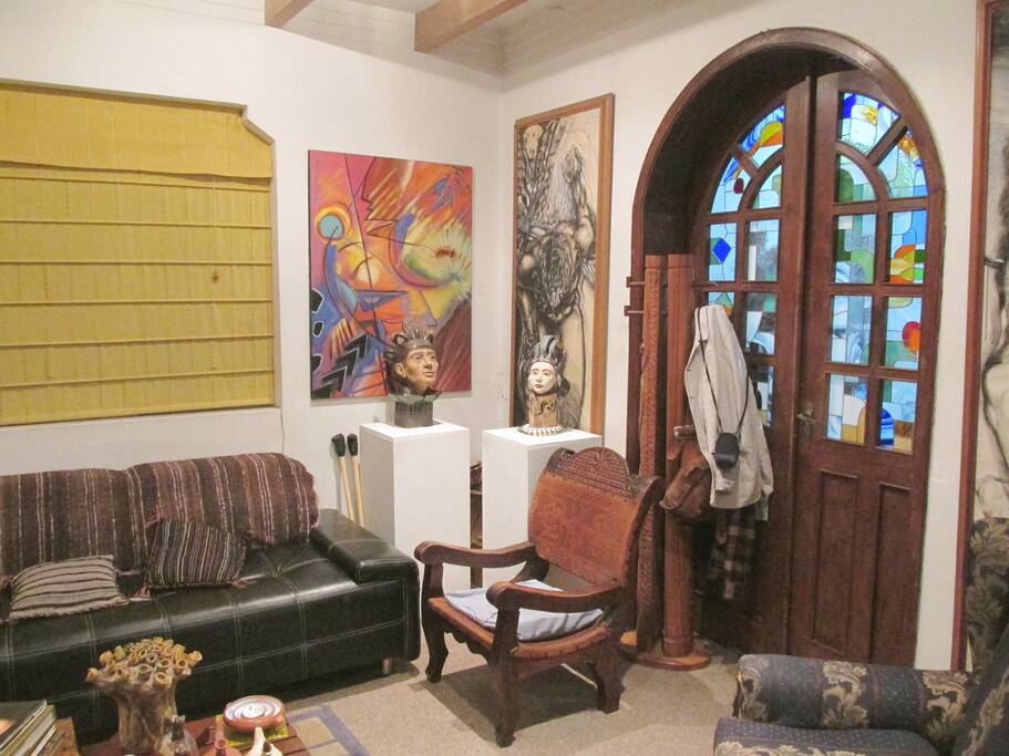 otro lado de la sala, pinturas, esculturas y vitrales hechos por nosotros en el taller de arte
