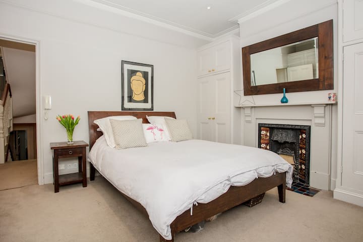 Hlavná spálňa s vlastnou sprchovacou izbou