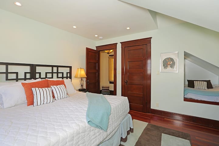 Bračni krevet (180x200) ili 2 blizanca + dječji krevet