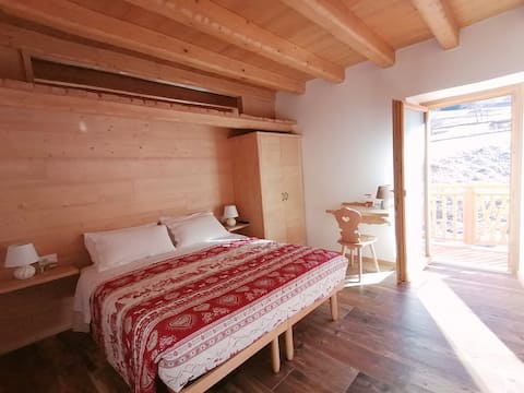 Room of the Mountain Pines, At the Larches