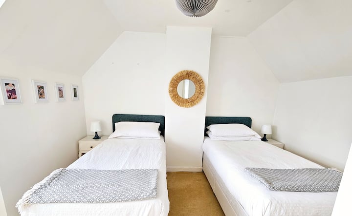 Კომფორტული ტყუპი ოთახი, უამრავი გარდერობის სივრცით. 