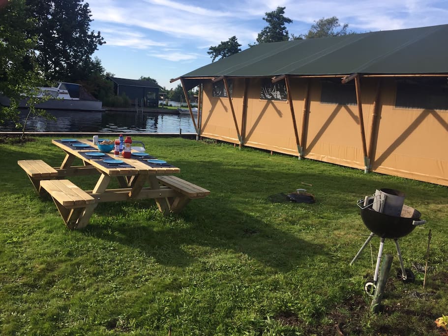 Tuin naast de Lodge met luxe Pic-nic tafel