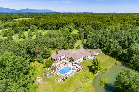 NEW! 21 Acre Modern Luxury Estate. Pool*Gym*Movie
