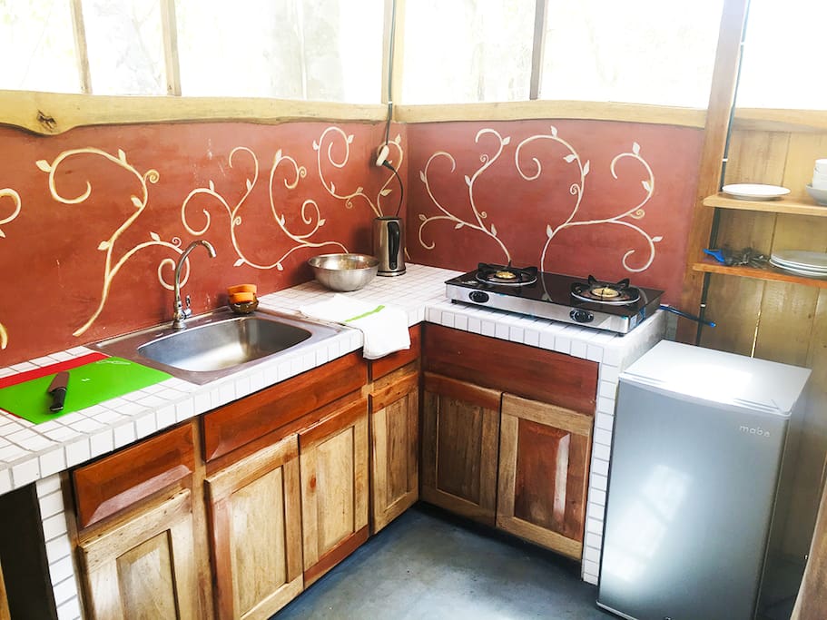 Kitchen equipped with a gas stove, refrigerator, tea pot and all the necessary utensils.