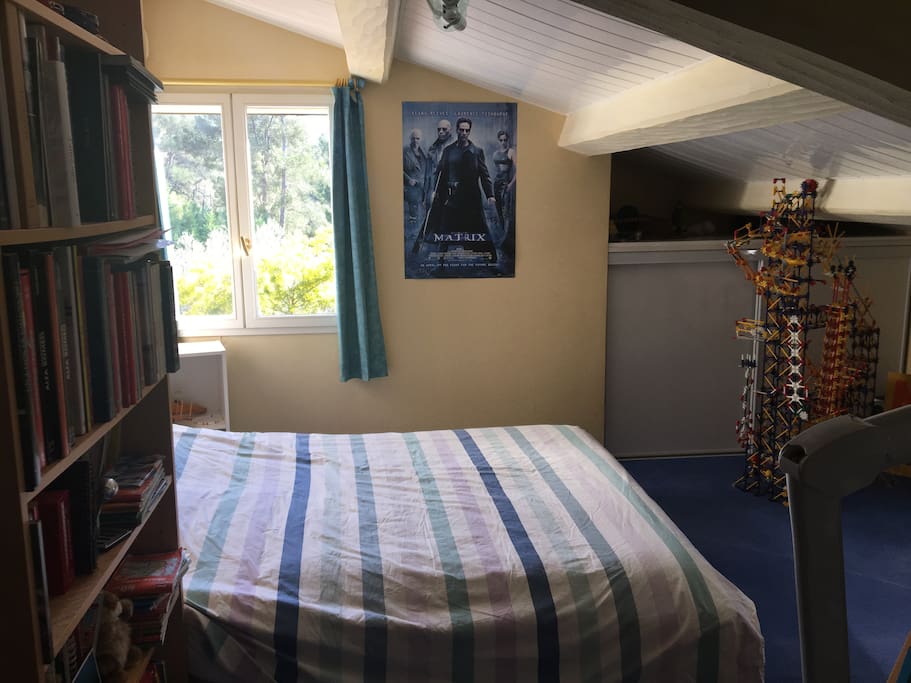 Chambre 2 mansardée avec lit 150 x 200