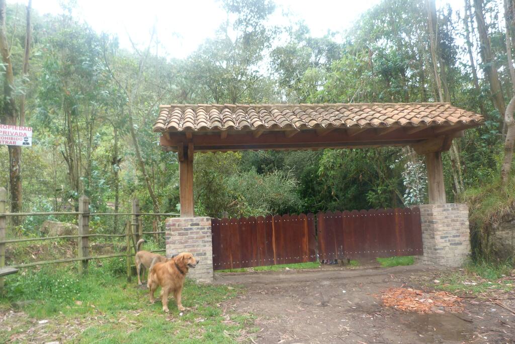 Portón privado de entrada