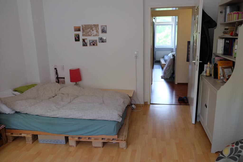 Bett 120x200, auf Wunsch geben wir euch noch eine 90x200er Matratze