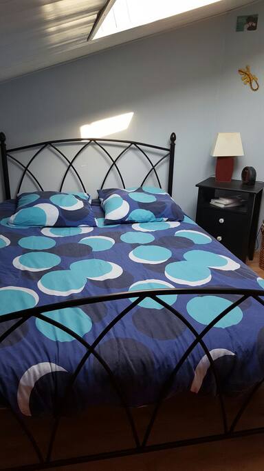 chambre au calme qui donne sur une mezzanine avec salon privé